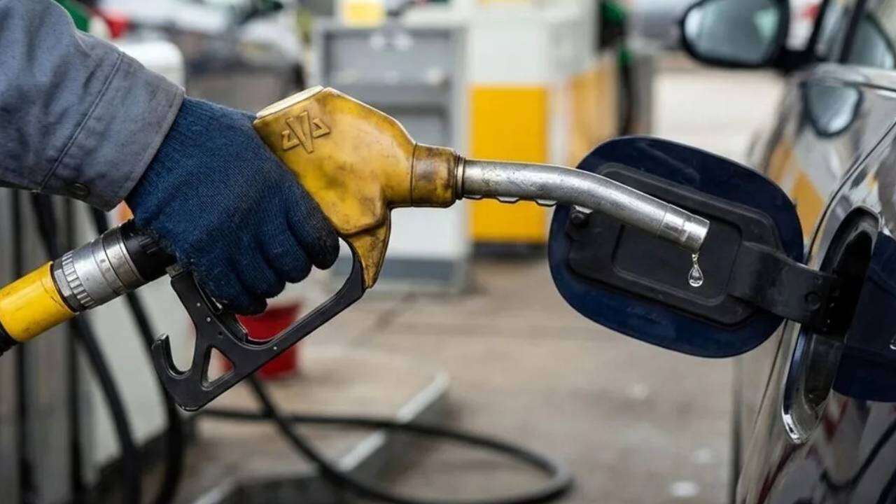 Zamların ardından sürücülere nefes aldıracak haber: Motorine indirim geliyor, tabelalar bu gece değişecek! 8